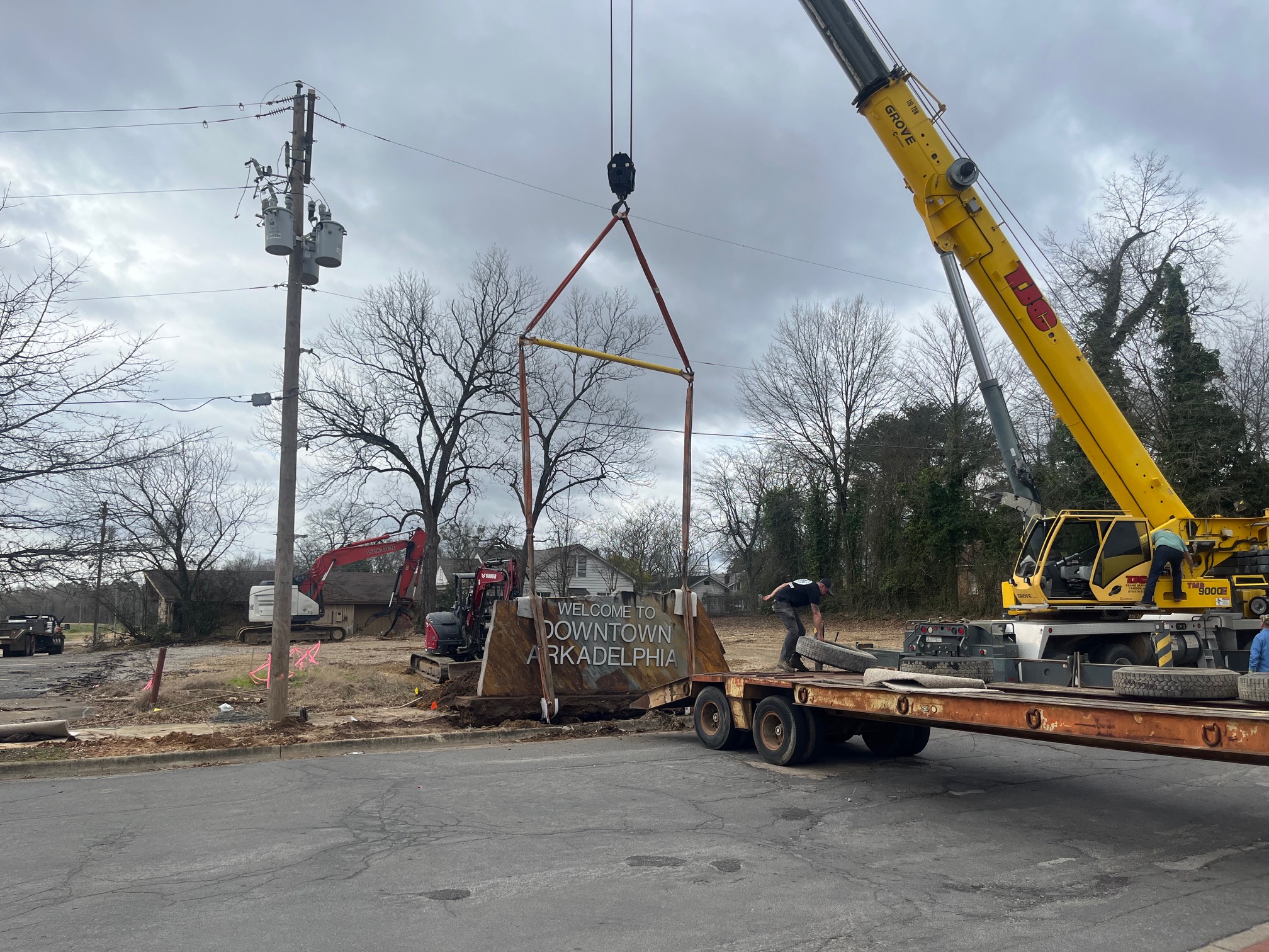 VIDEO: Crew moves 10-ton landscape rock in Arkadelphia